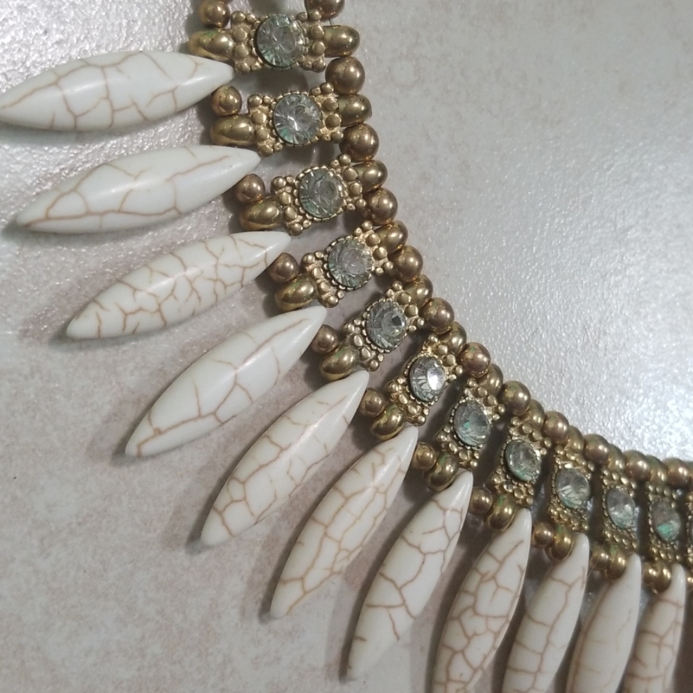 Costume Jewelry Necklace - Picture 2 of 3